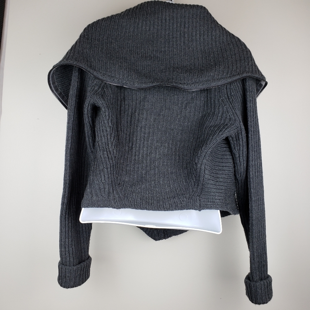 Elie Tahari sz SM grey cable knit crop sweater - Picture 3 of 8
